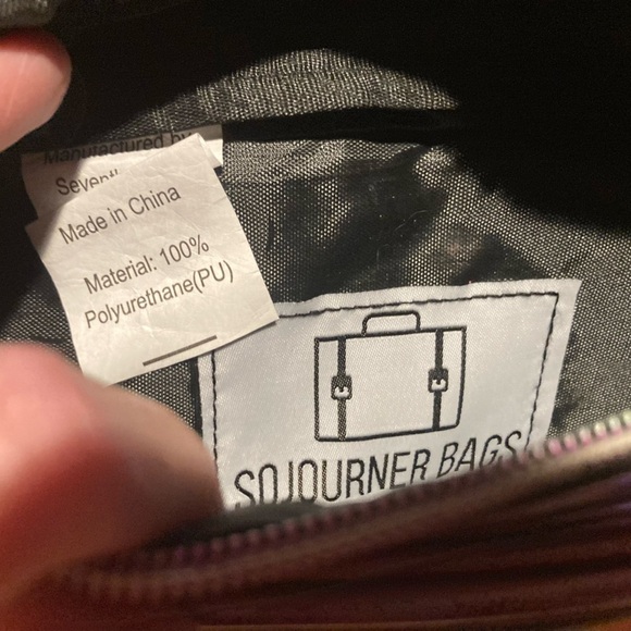 Sojourner Fanny pack in a iridescent pink color. 2 big pockets with zippers - Picture 3 of 7